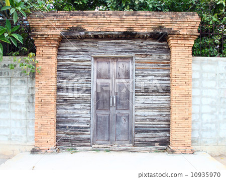old wooden door 10935970
