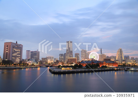 View of marina bay at night in Yokohama City 10935971