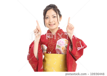 A woman wearing a yukata pointing her finger 10936448