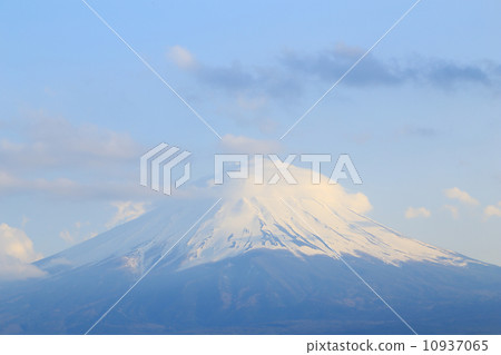 Mount Fuji, view from Lake Kawaguchiko 10937065