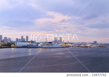 View of marina bay at night in Yokohama City 10937742