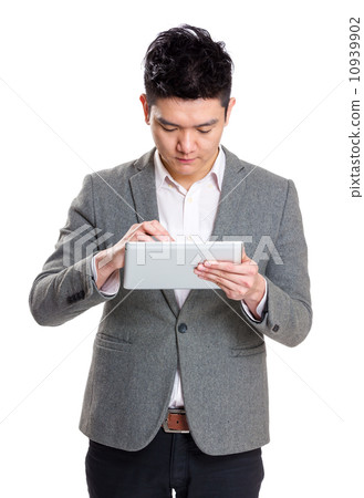 Businessman using tablet 10939902