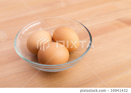 Egg in bowl 10941432