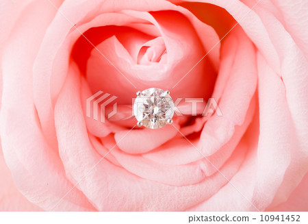 Rose and diamond 10941452