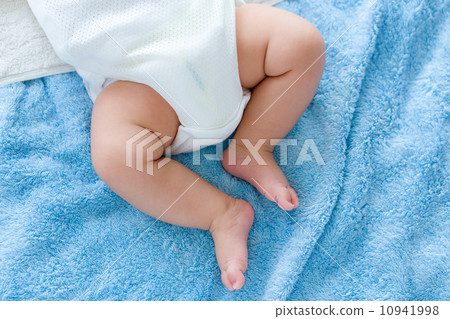Little leg newborn baby 10941998