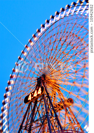 Ferris wheel at night 10942682