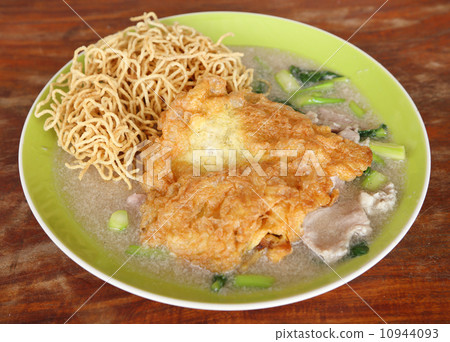 crispy fried noodles with omelet crispy fried noodles with omelet 10944093