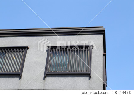 japanese window style on building 10944458