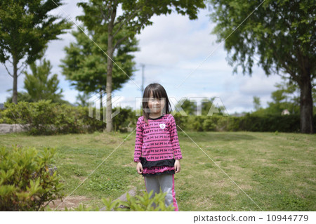 站立在公園的女孩 站立在公園的女孩 10944779