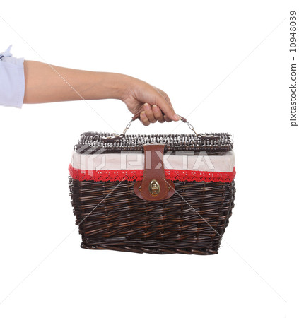hand with weave wicker basket bag 10948039