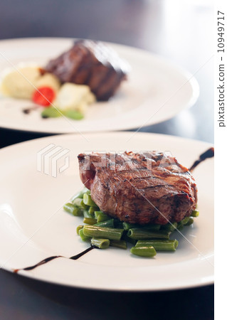 steak with mashed potatoes 10949717