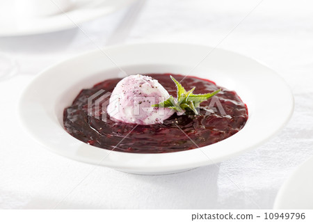 ice cream with sauce 10949796