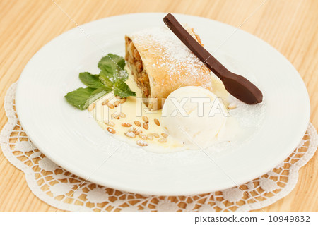 apple strudel apple strudel 10949832