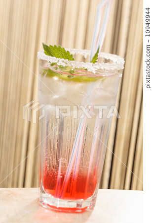 cocktail with mint 10949944