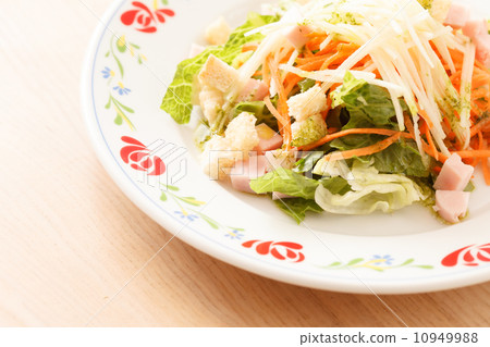vegetable salad with croutons vegetable salad with croutons 10949988