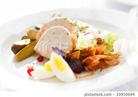 meat with vegetables 10950094
