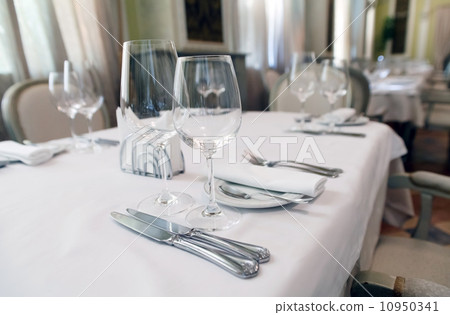 restaurant interior 10950341