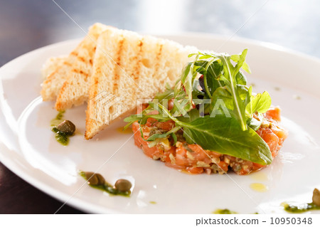 salmon tartare 10950348