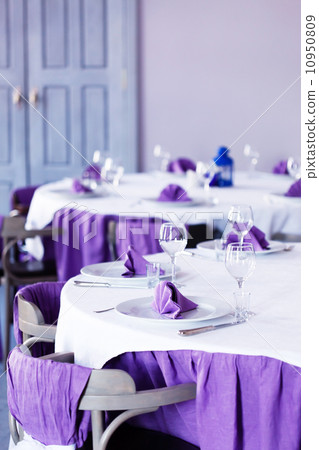 tables set for meal 10950809