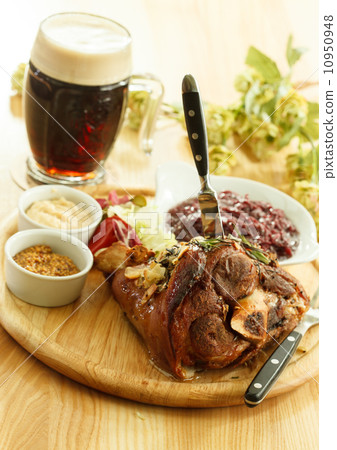 eisbein with braised cabbage, mashed potato, and beer 10950948