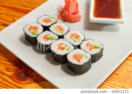 tasty sushi 10951272