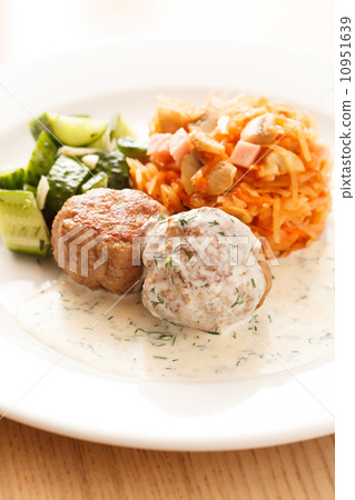 meatballs with cabbage 10951639