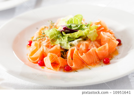 fish carpaccio 10951641