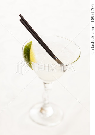 cocktail with lime 10951766