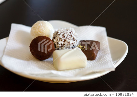 chocolate sweets 10951854