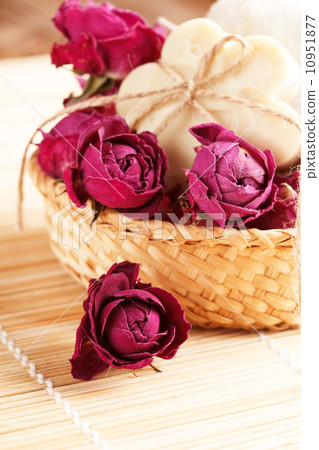 soap with roses 10951877