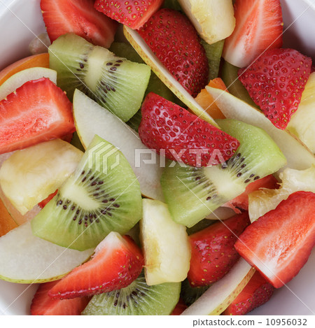 fresh mix fruit salad with strawberry, kiwi and peach 10956032