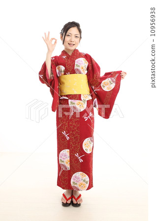 A woman in a yukata robe who signs OK 10956938