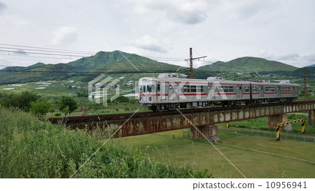 長野電鐵車輛經過Yaizase橋 10956941
