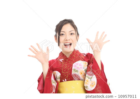 A woman in a yukata to be surprised 10957011