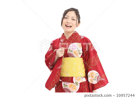 一個有趣的女人穿著浴衣 一個有趣的女人穿著浴衣 10957244