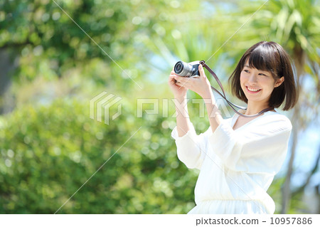 一位年輕的女士用數碼相機 10957886