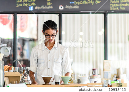 Barista brews a single cup a coffee house employee brew a single Barista brews a single cup a coffee house employee brew a single 10958413