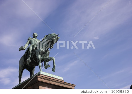 Oslo's royal palace Karl Johan statue 10959820