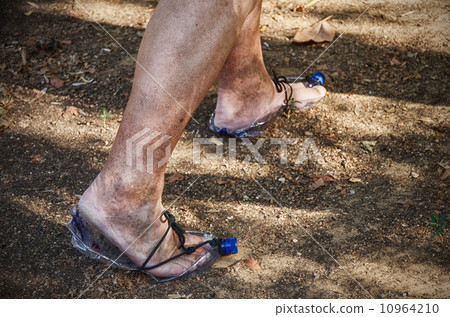Tramp going in plastic bottle sandals Tramp going in plastic bottle sandals 10964210