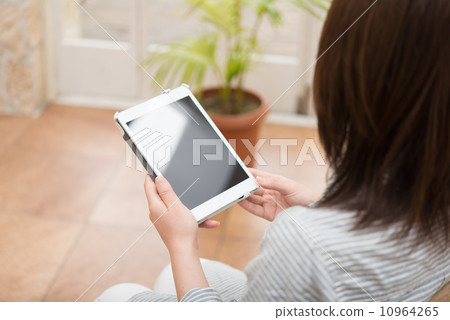 婦女和平板電腦 10964265