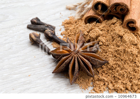 anise and cinnamon 10964673