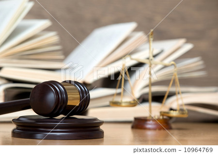 wooden gavel and books 10964769