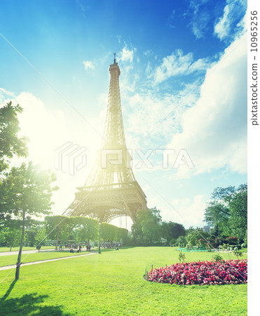 Eiffel tower in Paris, France Eiffel tower in Paris, France 10965256