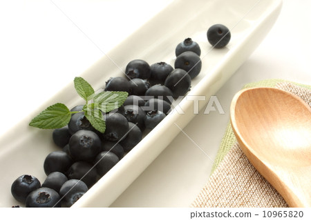 Blueberry raw white background Blueberry raw white background 10965820