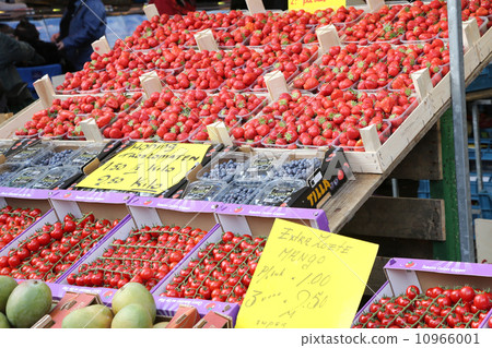 Dutch fruit store 10966001