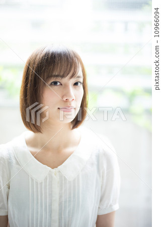 一個女人帶著微笑 10966094