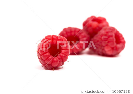 ripe red raspberry 10967138