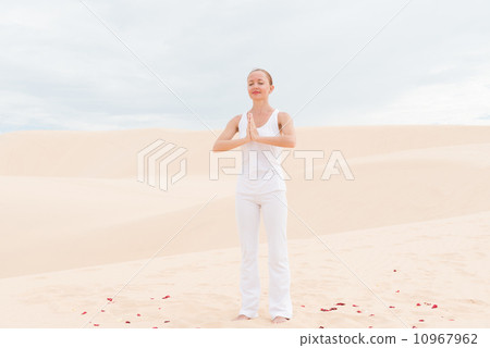 Young woman practicing yoga 10967962