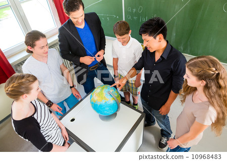 Teacher teaching students geography lessons in school 10968483
