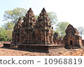 Angkor monument Banteay Srei 10968819